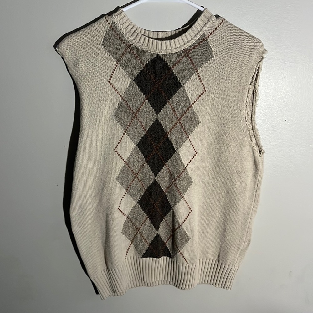 Oversized sleeveless sweater.